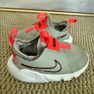 Nike Gray and Red Sneakers Modern Athletic Design